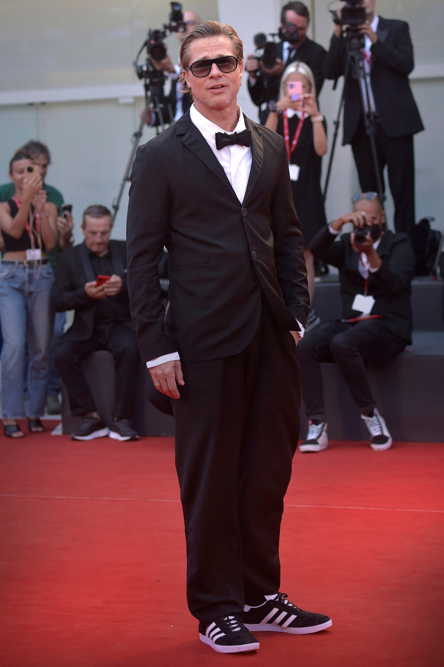 2022-ben, a velencei filmfesztiválon a klasszikus szmokingra esett a választása csokornyakkendővel és *sportcipővel*. A szettjéből egyszerre áradt az elegancia és a lazaság. 