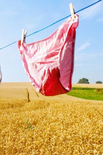Minden nő hordja, legalább tucatnyi van belőle mindenkinek, a csábítás fontos eszköze, de nem olyan ősi ruhadarab, mint gondolnánk. A XIX. századig nem is viselték.