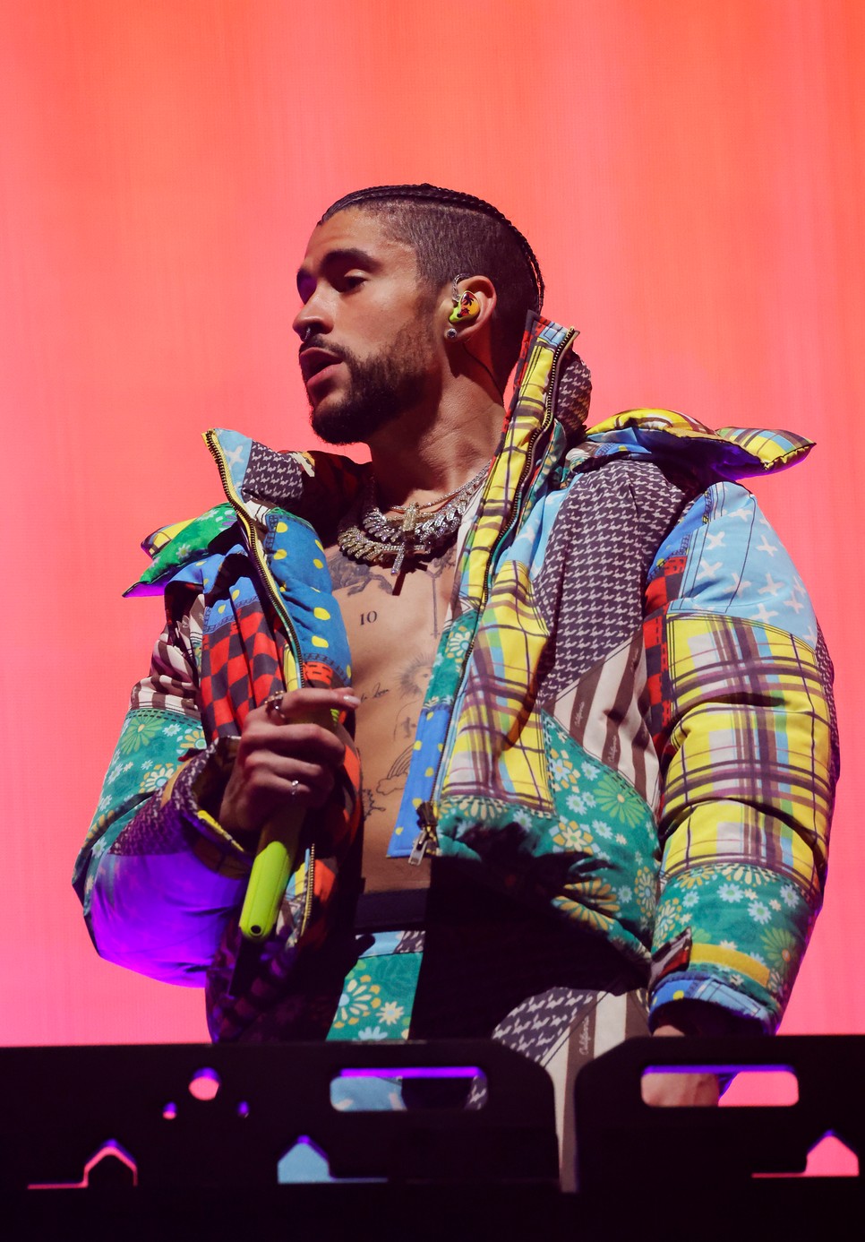 Bad Bunny színes ERL pufidzsekiben a Coachella Fesztivál színpadán