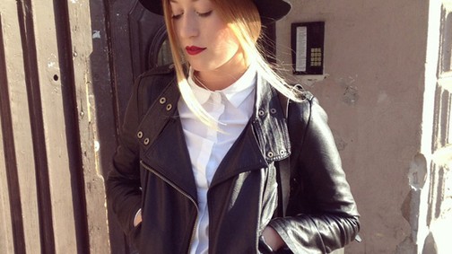 Barbi nem tudja megunni a feketét