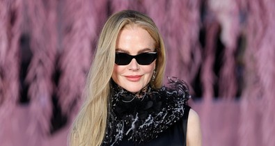 Nicole Kidman kis fekete Chanel ruhája maga az álom, csak úgy ragyogott a párizsi divathéten