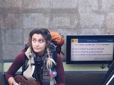 Paris Jackson hátizsákkal járja Franciaországot és ukulelén játszik közben!