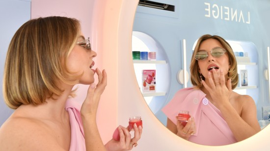 Sydney Sweeney melleit csak egy aprócska kendő takarja, és ezzel bátorít a teljes felszabadításra