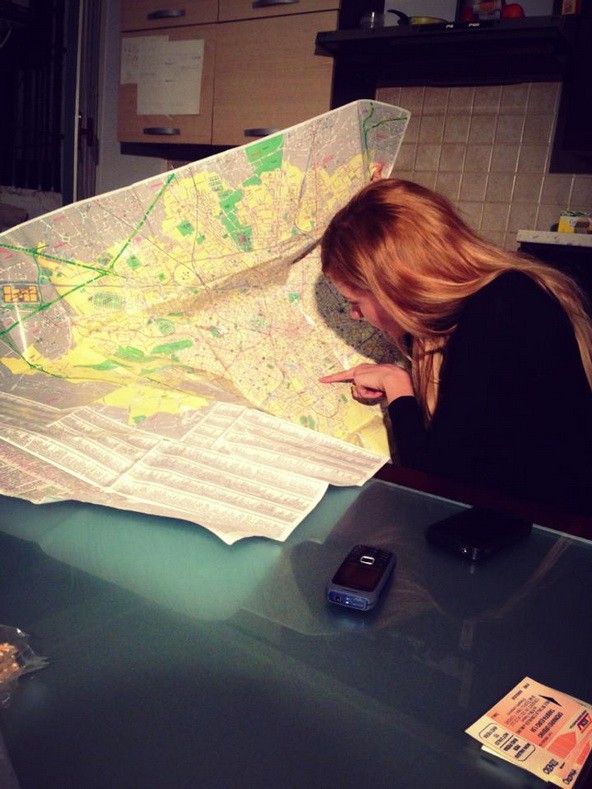 Luca az Armani show előtt böngészi a térképet