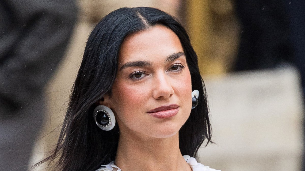 Dua Lipa pucérmelltartóban tarol, a Vogue címlapján tündököl az énekesnő