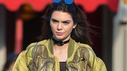Áttetsző felsőben villantott mellpiercinget Kendall Jenner