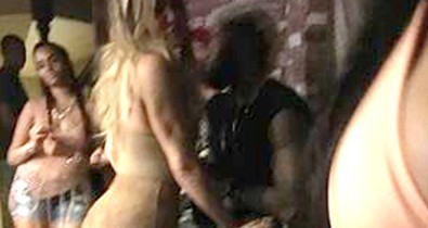 Khloé Kardashiannak két feneke van