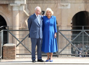 Szájról olvasó leplezte le Károly királyt: ezt a két szót mondta Kamilla királynénak a romantikus fotózásukon