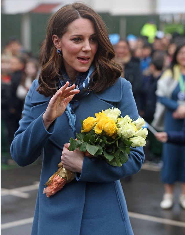 Kate Middleton búzakék kabátban