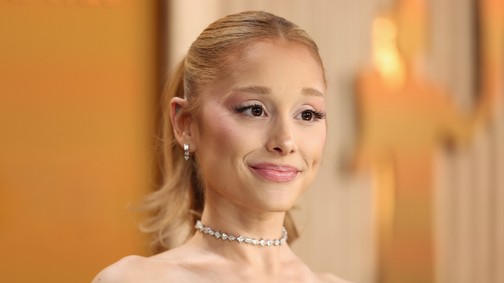 Tényleg ő lenne? Ariana Grande megvált szőke tincseitől, friss fotóján szinte rá sem ismertünk az énekesnőre