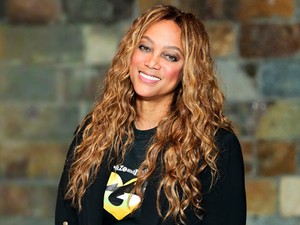 Dobj el mindent: Tyra Banks 20 év után visszatért a Victoria's Secret kifutójára, és a lélegzeted is eláll majd a látványtól