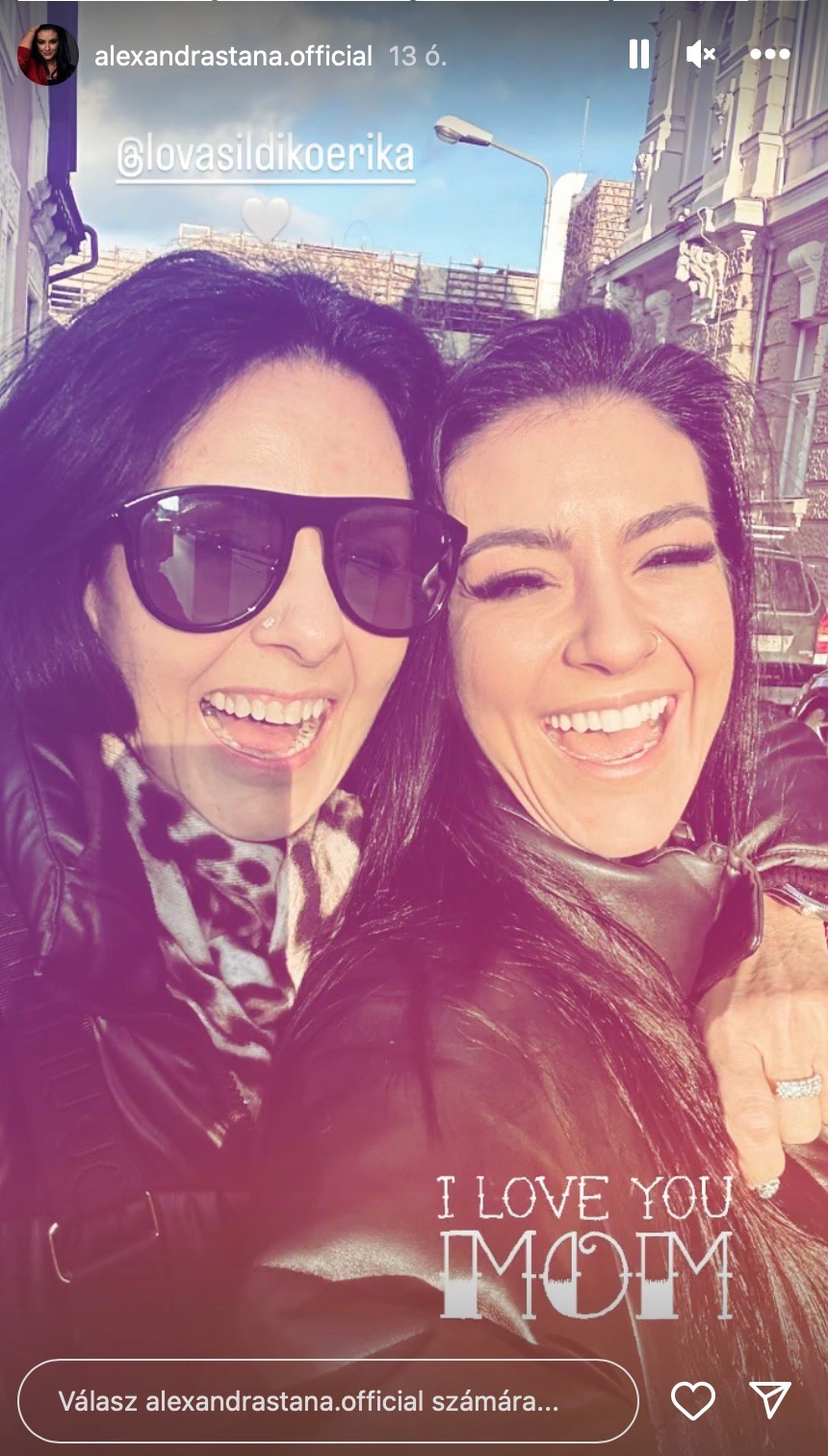 Stana Alxandra és anyukája olyanok, mintha ikrek lennének!