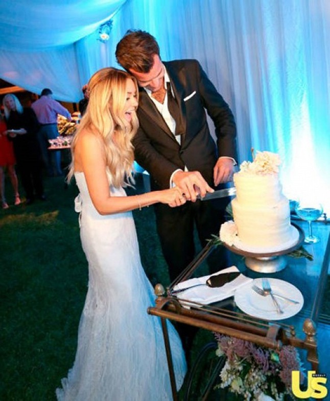 A tortaszelés is vidámságban zajlott.