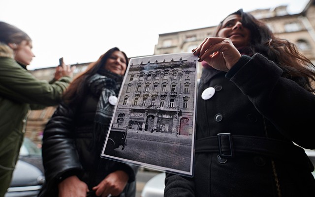 Cigánylányokkal járhatod körbe a 8. kerületet egy hihetetlenül izgalmas séta keretében