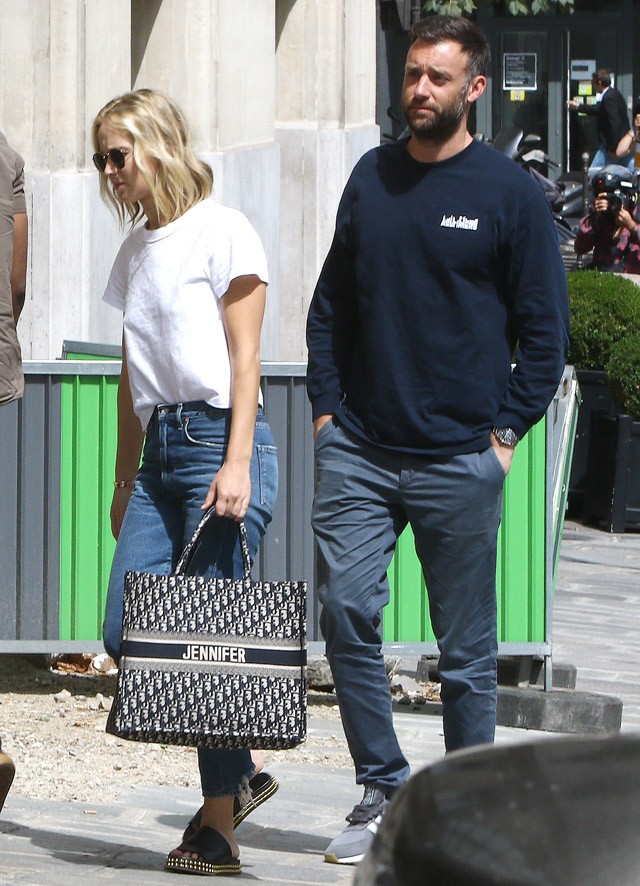 Jennifer Lawrence névre szóló Dior táskával