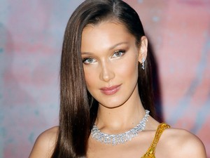 Bella Hadid olyan ebben a ruhában, mint egy magasztos szobor!