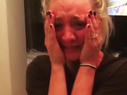 Sírni fogsz, ha látod, hogyan zokogott az Agymenők szőkesége, amikor megkérték a kezét