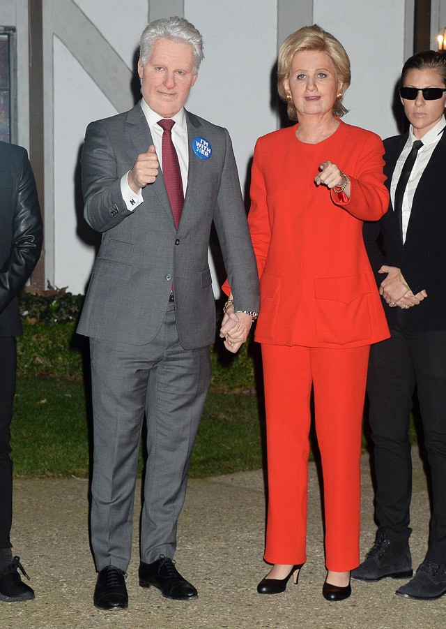 Katy Perry és barátja Clintonéknak öltöztek, még bodyguardjaik is voltak.