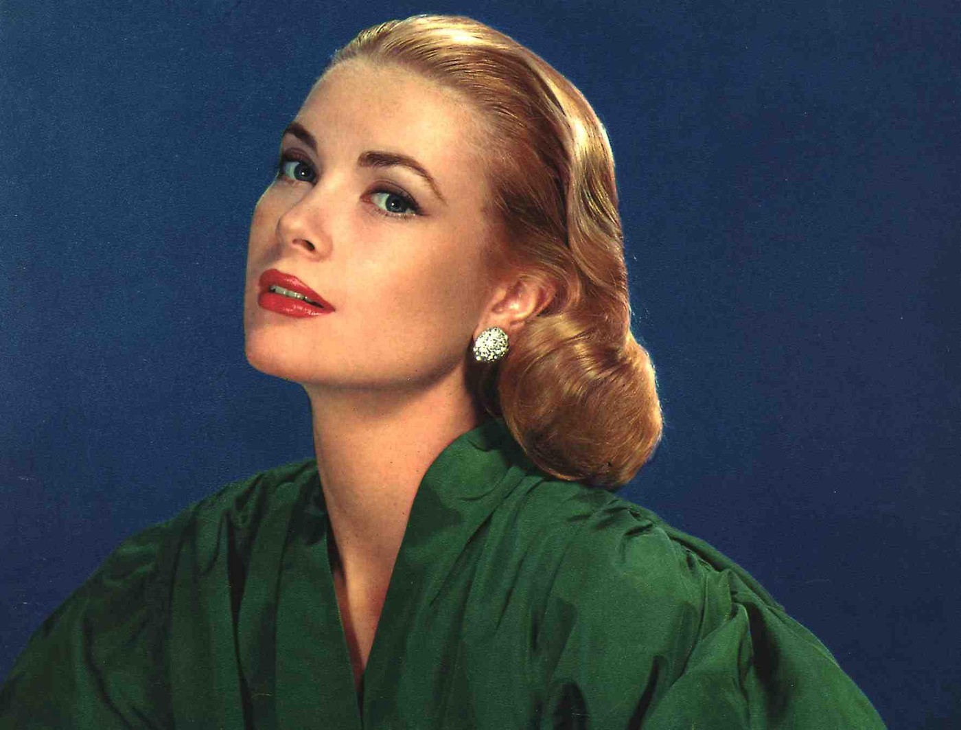 Grace Kelly színésznőként az 1954-es A vidéki lány című filmben nyújtott alakításáért megkapta a legjobb női főszereplőnek járó Oscar-díjat.