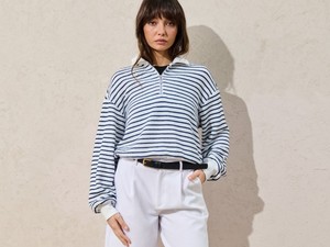 Hogyan kombináljuk a melegítőfelsőket más ruhadarabokkal?