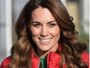 Kate Middleton túrabakancsban, farmerben és karácsonyi pufidzsekiben válogatja a fenyőfákat