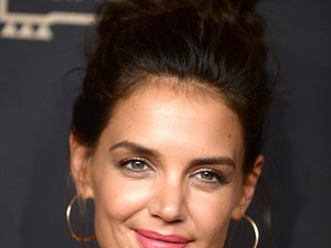 Katie Holmes, ez siralmas! Nagyon nevetséges szettben a vörös szőnyegen