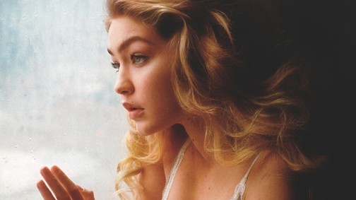 Vonatban meztelenkedik a divatvilág egzotikus kedvence