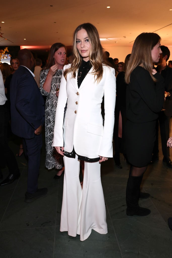 Margot Robbie egy mesés Proenza Schouler öltönyben