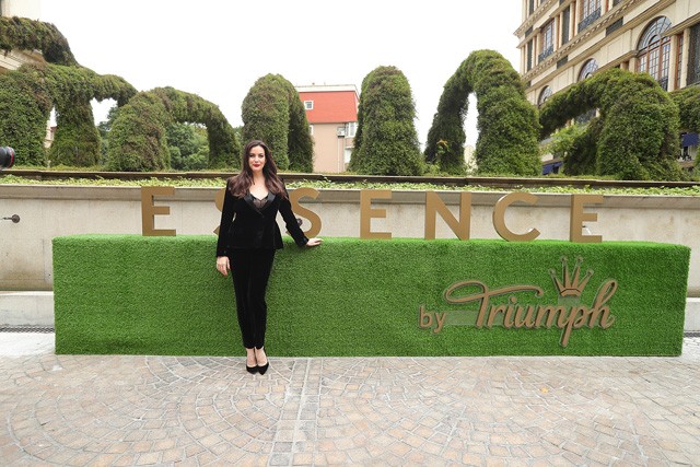 Liv Tyler 40 évesen csúcsformában, a Triumph-nak pózol!