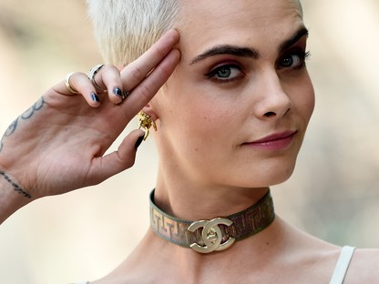 Cara Delevingne egy majommal az arcán új szintre emelte az inkognitó fogalmát