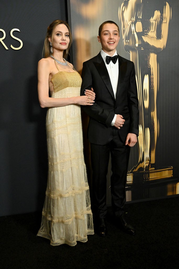 Angelina Jolie a 16 éves fiával, Knox Jolie-Pittel érkezett az eseményre. Az anya-fia páros kétségtelenül az est bálkirálya és bálkirálynőjeként tündökölt - a színésznő Kit Vintage kreációját tökéletesen kiegészítette a fia elegáns szmokingja.