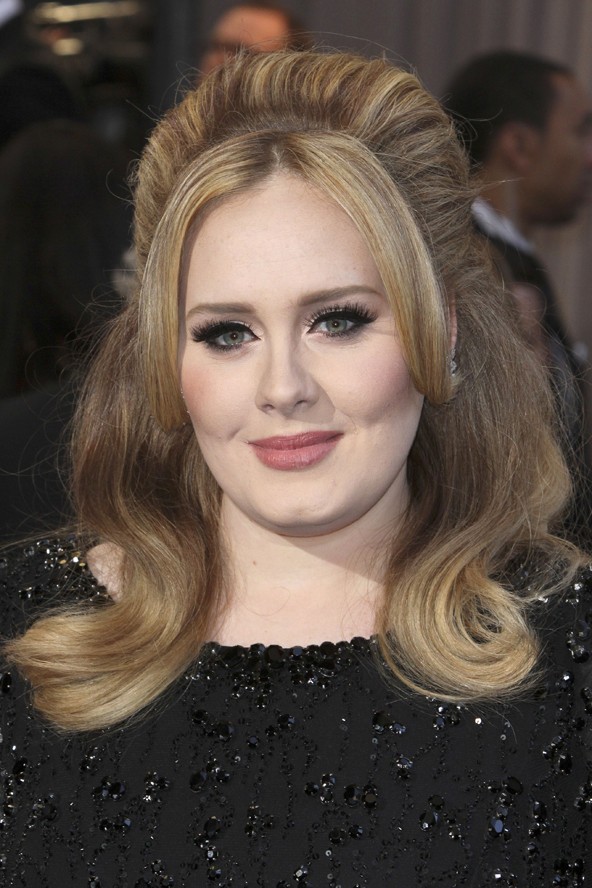 Adele feltűzött, tupírozott haja valóban díjnyertes volt.