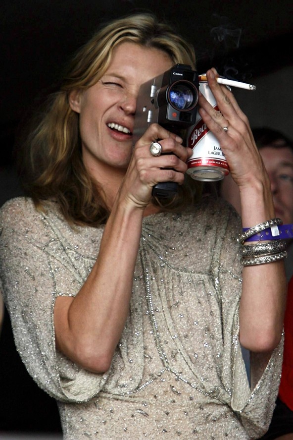 Fotózás, forgatás közben is füstölög a szupermodell