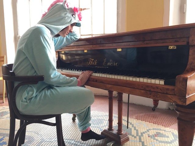 Eke Angéla unikornis-kezeslábasa KELL!