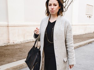 Saját tervezésű kabátban a divattervező