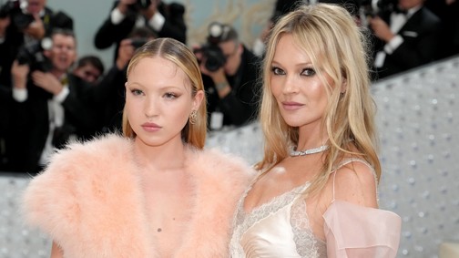 Itt meg mi történik? Pucérruhába bújt anya-lánya páros a divathéten, még az Emily Párizsban színésznője is bevállalta a meztelenkedést