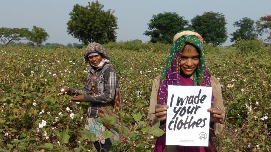 Egészen az ellátóláncig, a pamutföldekig és a gyárakig kell visszamennünk, hogy lássuk, egy ruha milyen áron készült el. Meg kell változtatnunk az öltözékeinkhez való viszonyunkat és fenntarthatóvá kell tennünk. Te belegondoltál már, vajon kik készítették a ruhát, amit viselsz?