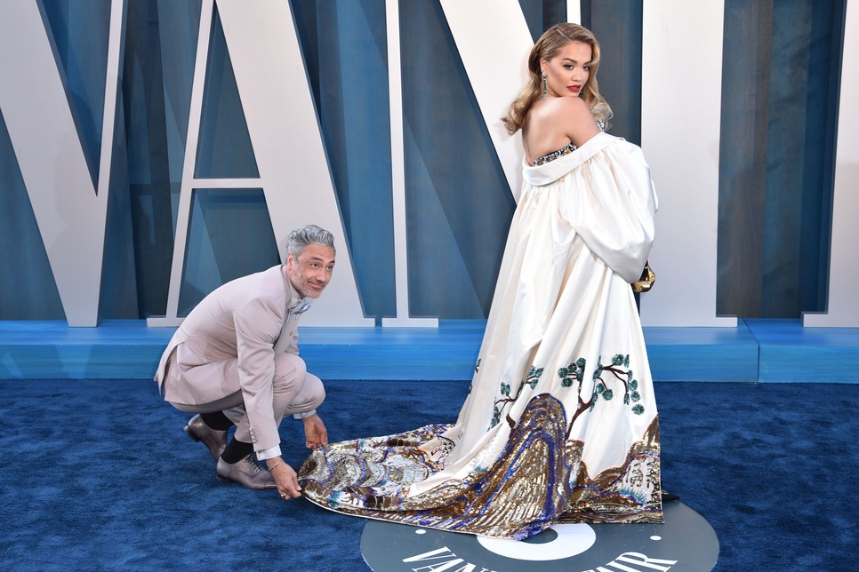 Rita Ora és Taika Waititi a 2022-es Vanity Fair Oscar partin | Fotó: Lionel Hahn