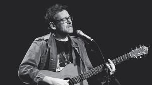 Lovasi András: „Ha megnézzük a sikeres előadókat, Taylor Swift vagy akár Azahriah karakteres; saját világuk van és önazonosak, hitelesek”