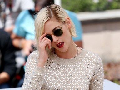 Kristen Stewart szexi miniben vagánykodik