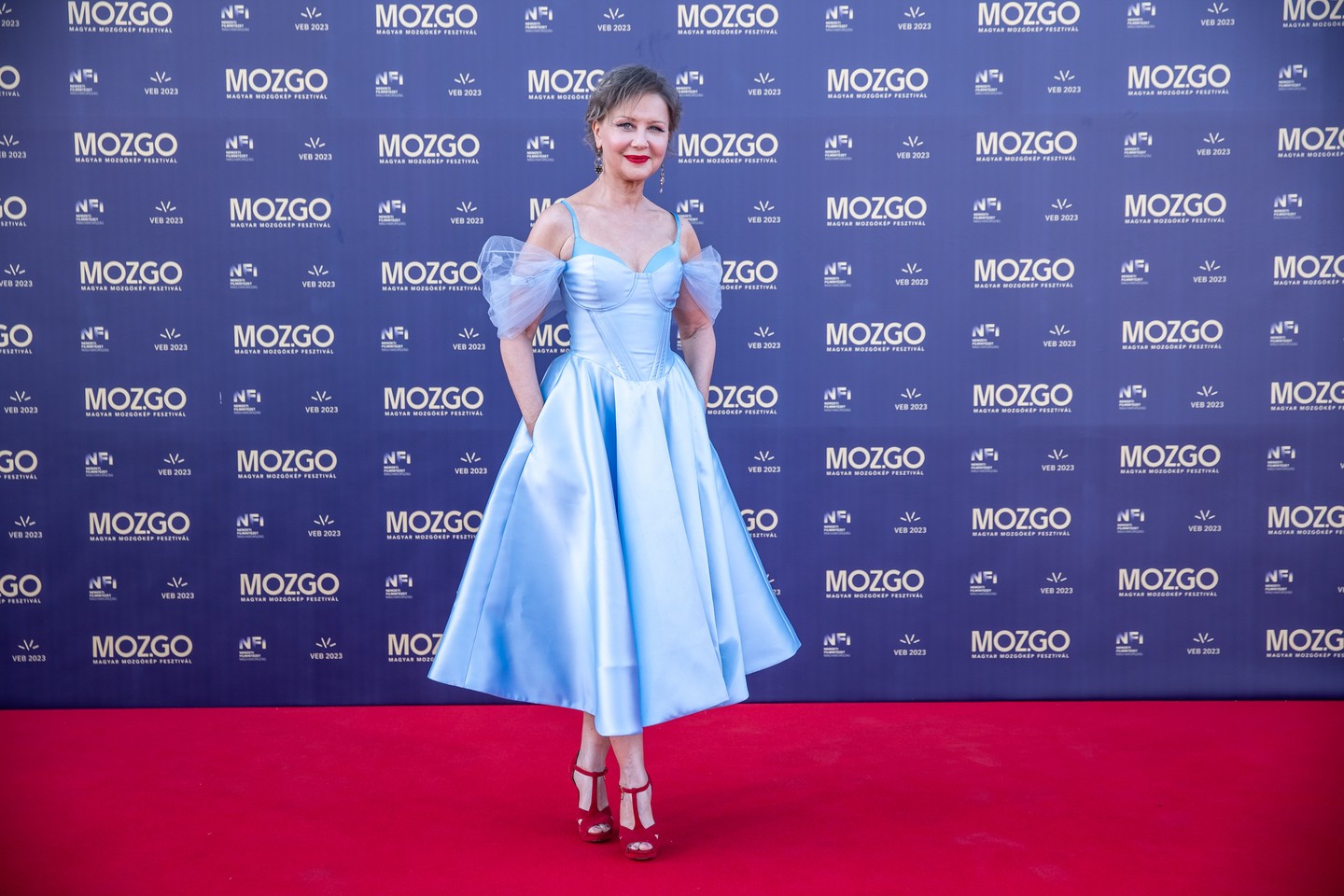 Eszenyi Enikő színésznő és rendező Richard Demeter midiruhája az időtálló eleganciát tükrözte