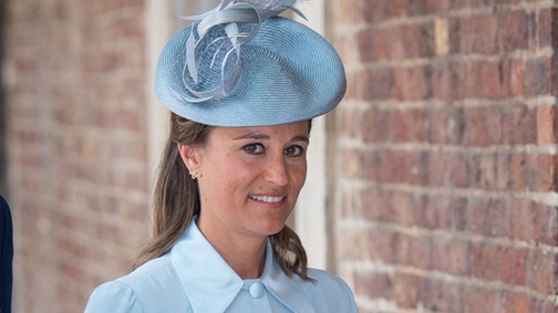 A várandós Pippa Middleton bájos babakék ruhában a hercegi keresztelőn