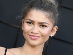 Igen, Zendaya olívabogyónak öltözött, és elképesztően jól áll neki a buborékszoknya