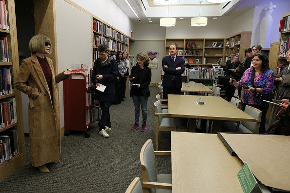 Anna Wintour beszél a sajtó képviselőihez, amikor a Metropolitan Művészeti Múzeum bejelentette a The Costume Institute 2024 tavaszi, Sleeping Beauties című kiállítását: Reawakening Fashion címmel