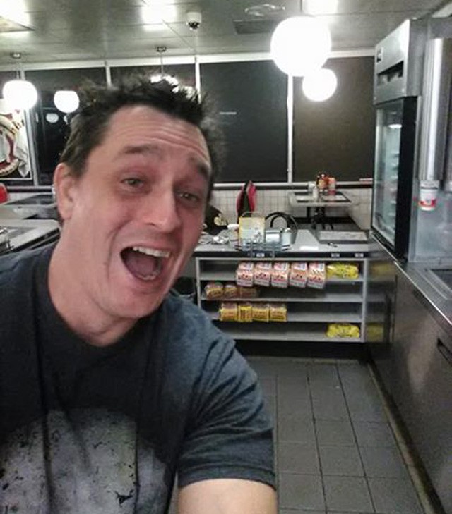 Berúgott, aztán az alvó személyzet mellett kaját csinált magának a gyorsétteremben, és szerencsére végigszelfizte