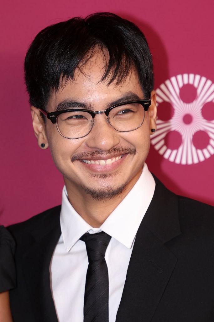 Maddox (24 éves): A legidősebb testvér mára teljesen megvetette lábát a filmiparban, és úgy tűnik, az egyetemi évei (amelyeket Dél-Koreában, a Yonsei Egyetemen töltött biokémiát hallgatva) után végleg a kamera mögött kötelezte el magát. Maddox leginkább édesanyja alkotótársaként dolgozik: rendezőasszisztensként és producerként vesz részt Angelina Jolie nagyobb volumenű moziprojektjeiben. 