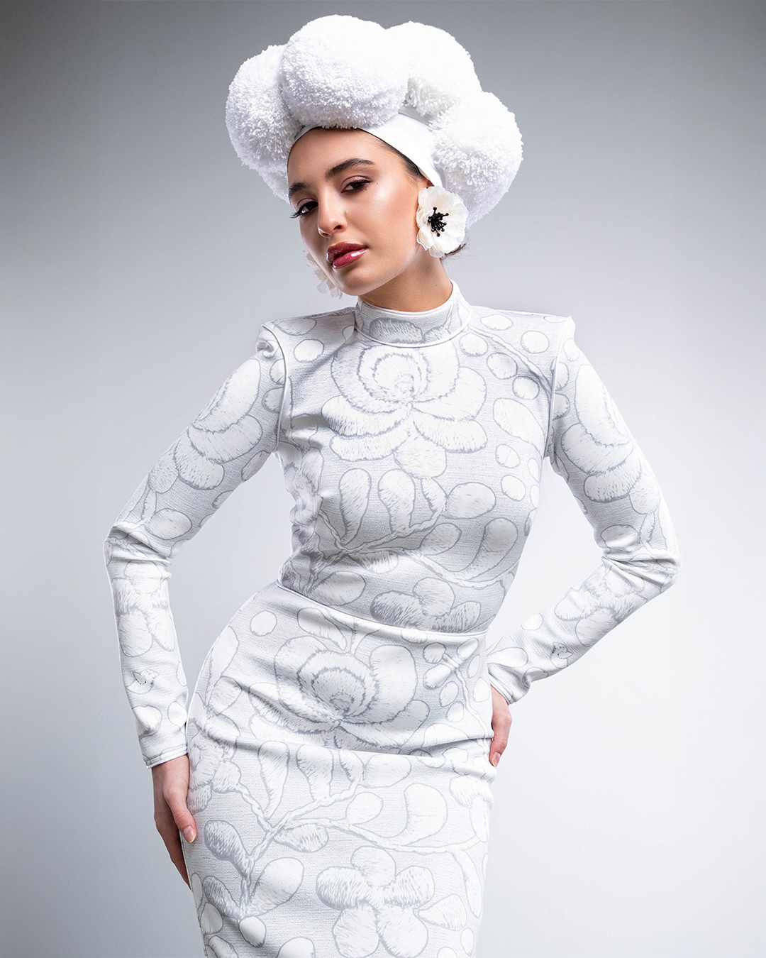 Matyó – a tervezők fehér hímzést használtak a ruha alapjaként, majd fehér paszpólokkal turbózták fel a ruhát. A szettet egy különleges főkötővel koronázták meg.