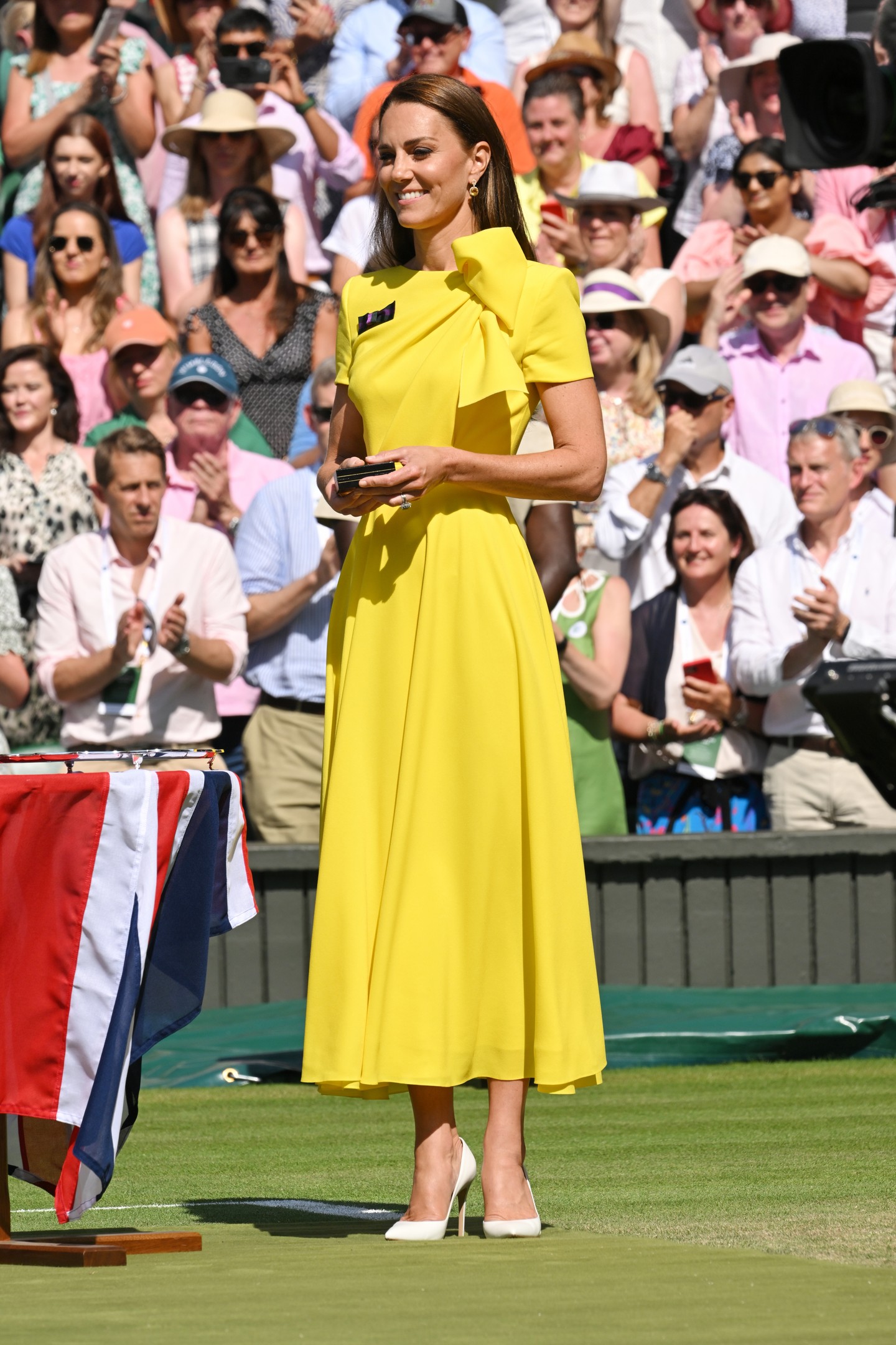 2022 - Ismét egy élénksárga ruhát választott Katalin hercegné, amelyet 2022-es karibi turnéján már viselt. A Roksanda darabban az elképesztően kifinomult szabás és az élénk szín találkozása nagyon lenyűgöző. 