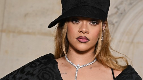 Rihanna hatalmas babapocakot villantott, olyan szettben jelent meg, hogy simán elsétálnánk mellette az utcán