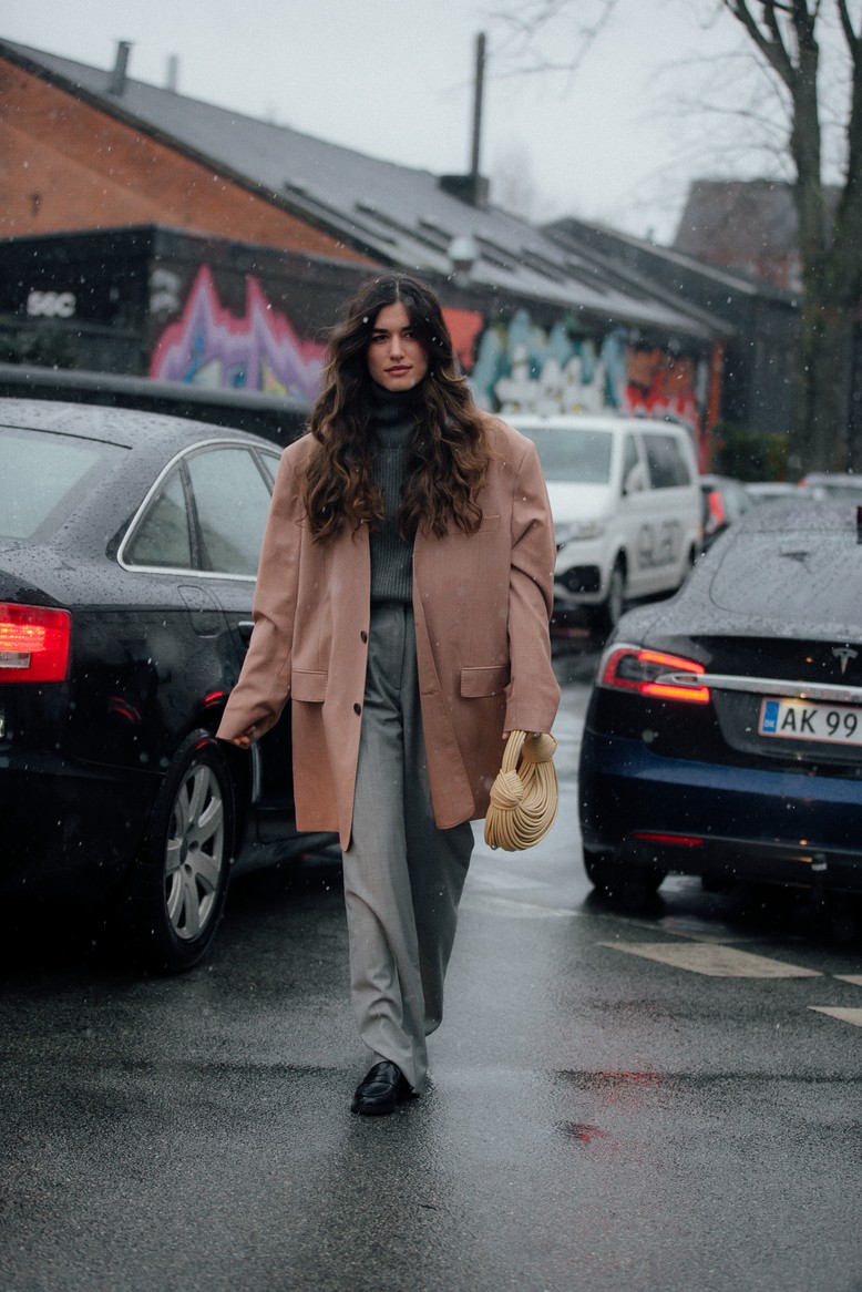  Szürke egy szürke hétköznapon? Nagyon bejön! Pláne, ha egy oversized, barackszínű blézerrel viseled a szürke szettet! CPHFW AW22 